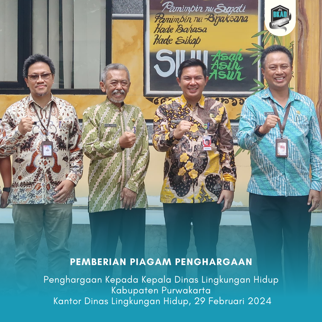 Penyerahan Penghargaan Kepada Kepala Dinas Lingkungan Hidup Kabupaten Purwakarta