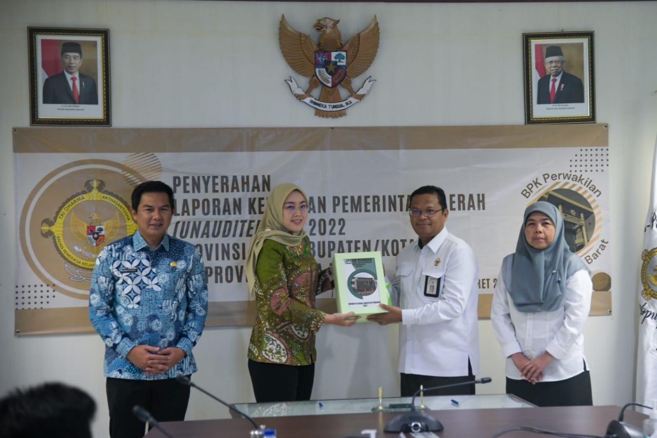 Penyerahan Laporan Keuangan Pemerintah Daerah (Unaudited) Tahun Anggaran 2022, di Kantor Badan Pemeriksa Keuangan RI Perwakilan Jawa Barat